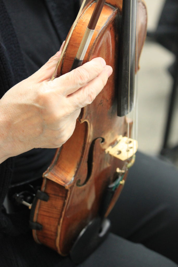 A close up of a violin